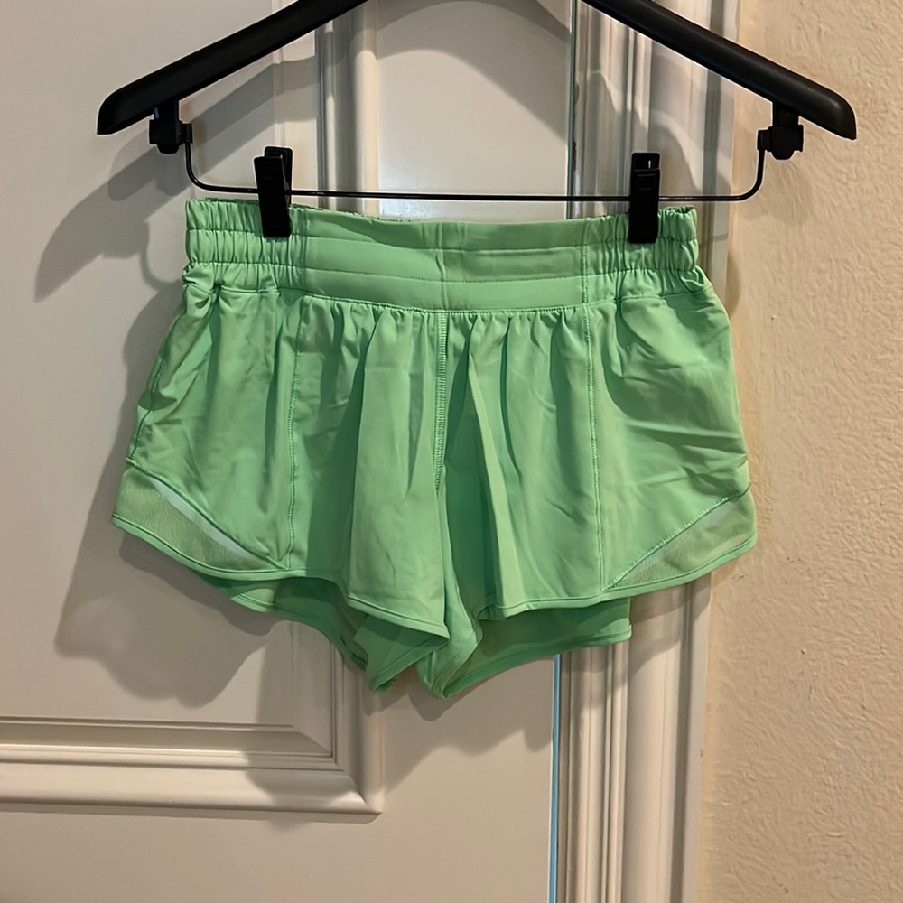 RARE LULULEMON low rise 2.5” Scream Green hotty hots size 6